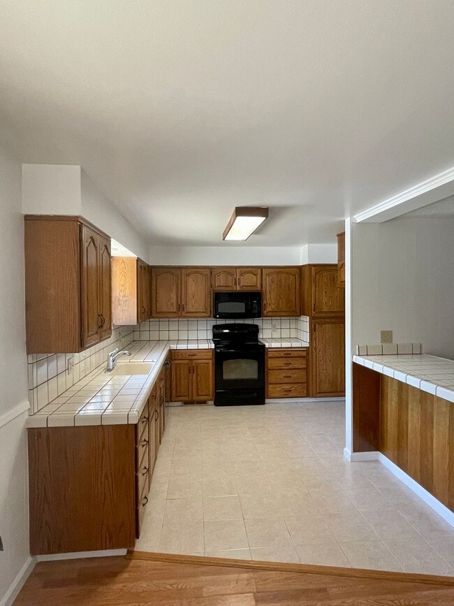 Building Photo - Gorgeous 3 bed 2 bath! (Please read entire ad before showing)