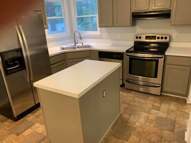 Building Photo - 104 Autumn Pine Ct