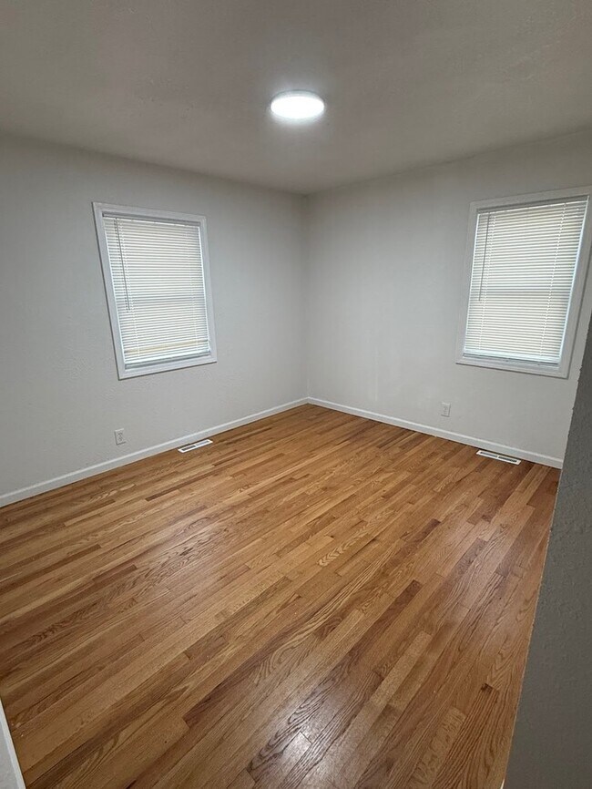 Building Photo - Newly remodeled 3 bedrooms and 2 full baths home located in Independence, MO