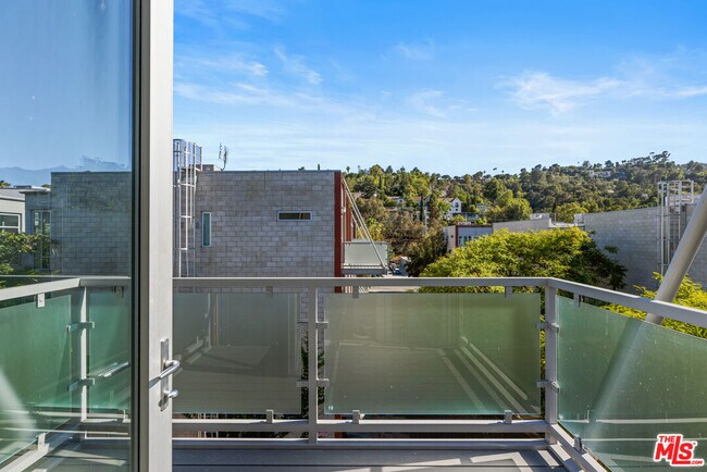 Building Photo - 3450 Cahuenga Blvd W
