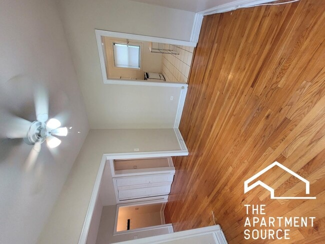 Building Photo - 916 Reba Pl