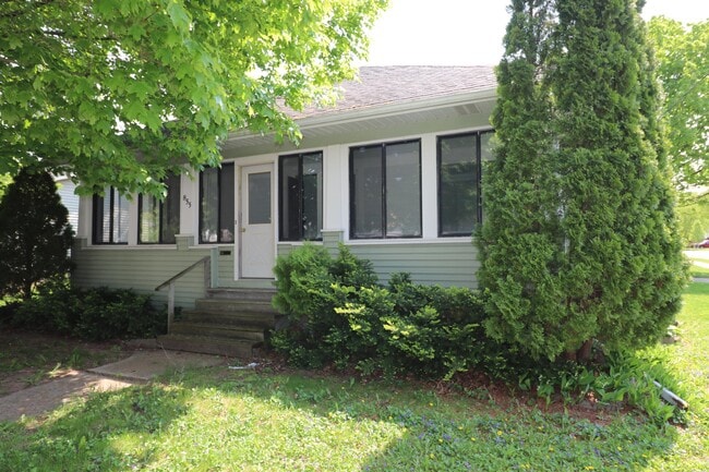 Building Photo - 855 Langlade Ave