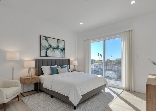 Building Photo - 5850 Vineland Ave