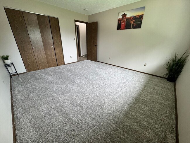 Building Photo - 3 bed, 1.5 bath duplex for rent in Cedar Falls