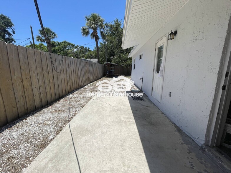 Building Photo - 1505 Beach Dr SE