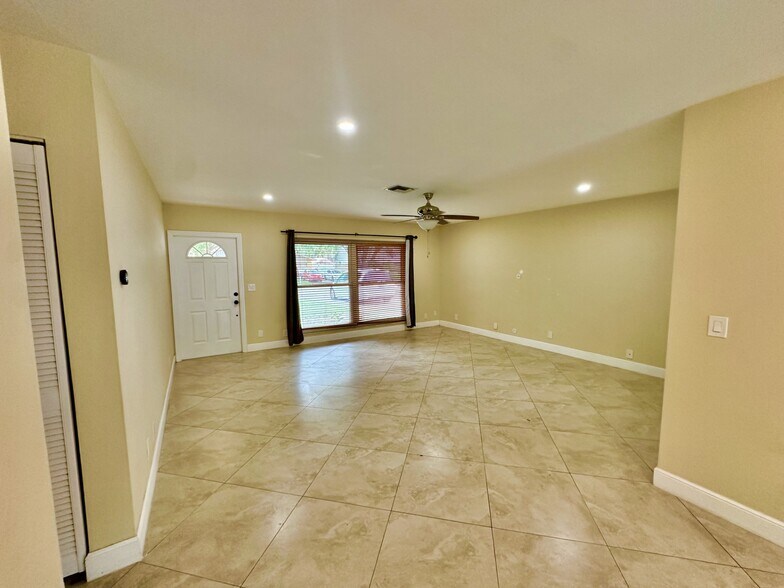 Building Photo - 1386 Fulmar Dr