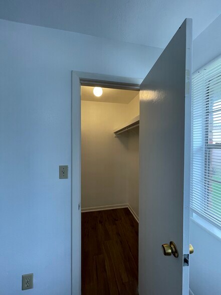 Building Photo - 1205 Vinyard Ct