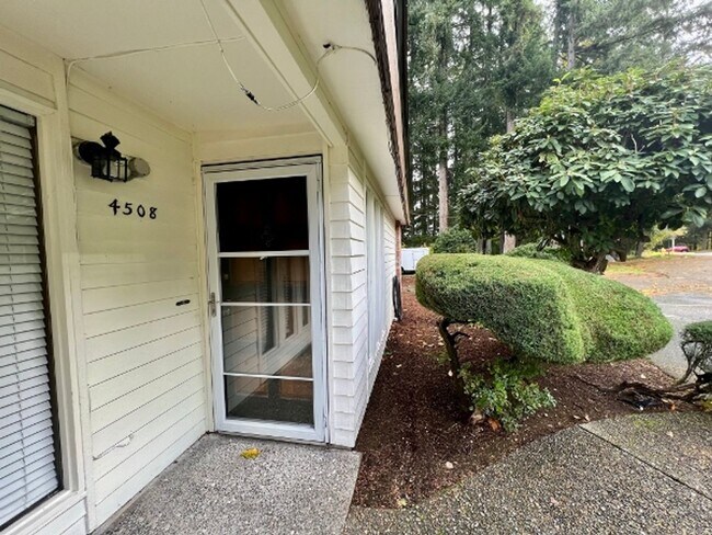 Building Photo - 2 BD Unit - Excellent Lacey Location