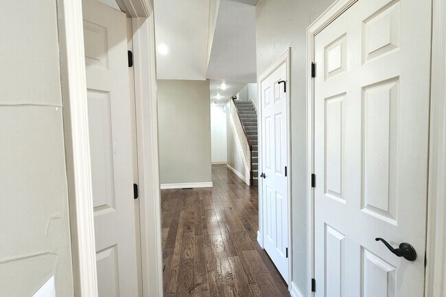 Building Photo - -NIXA- 5 bed 3 bath Home | TWO Large Maste...