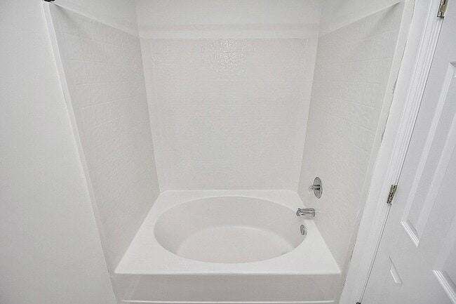 Building Photo - Luxury Townhome minutes from Uptown!