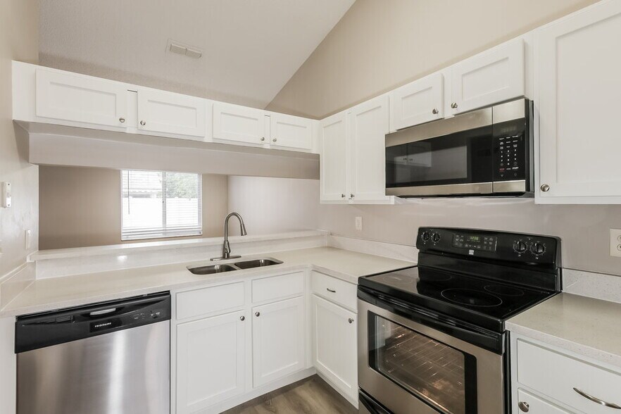 Building Photo - 1310 Coolmont Dr