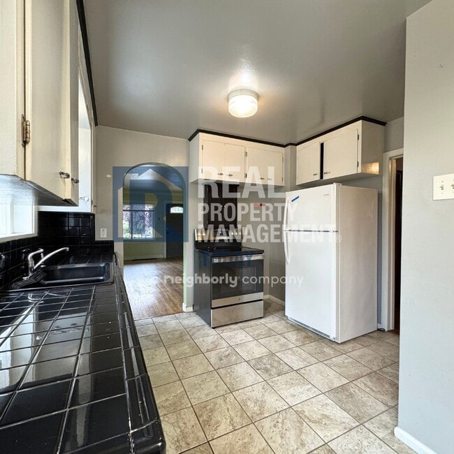 Building Photo - Sweet 3 bedroom and 2 bath + 3 car garage ...