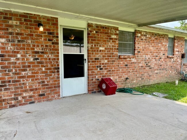 Building Photo - St. Amant 3br/2ba house for