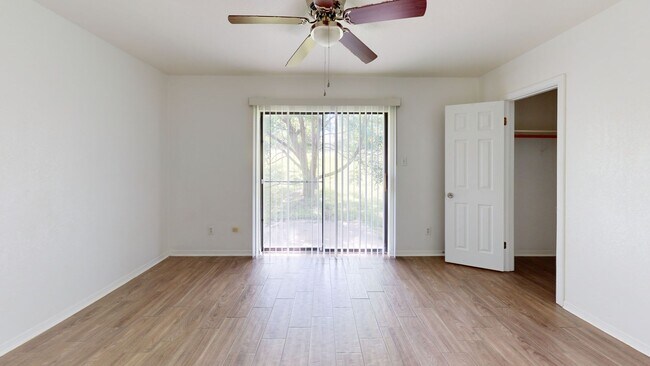 Building Photo - 802 Hackberry St