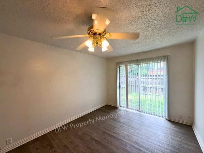 Building Photo - 3 Bed / 2 Bath Townhome - Fenced Yard, Community Pool