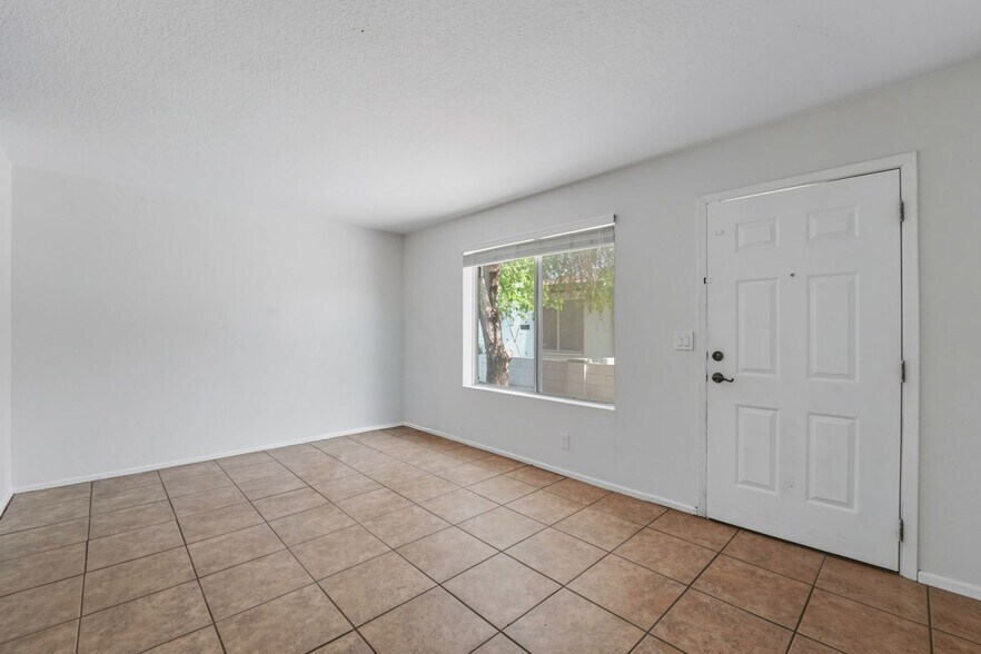 Building Photo - 536 N Hall