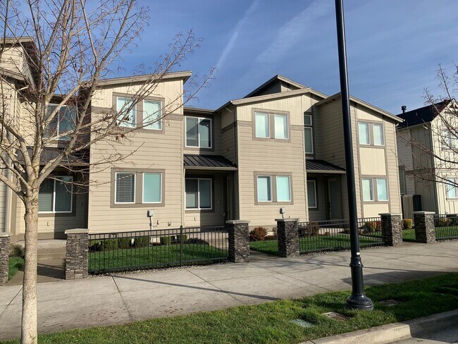 Building Photo - Stunning 3 BD | 2.5 BA Townhome in Rosedale Parks | Pool, Clubhouse & Prime Location