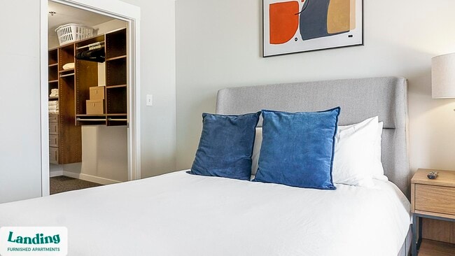 Building Photo - 335 W 9th St