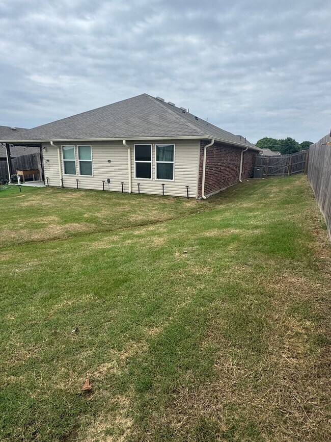 Building Photo - 4 Bedroom 2 Bath