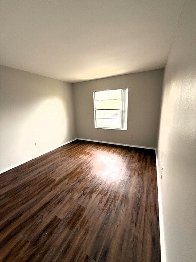 Building Photo - 2bedroom 2bath updated end unit condo on second floor available for $1295.00