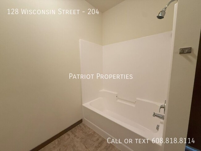 Building Photo - 128 Wisconsin St