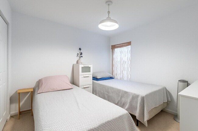 Building Photo - 3381 Commodore Ct