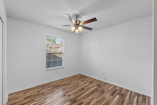 Building Photo - 1721 Colonial Ct