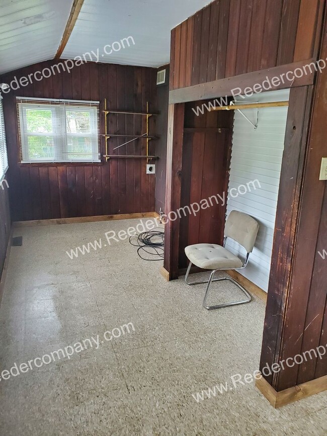 Building Photo - Large 2 bedroom home (close to the beach)