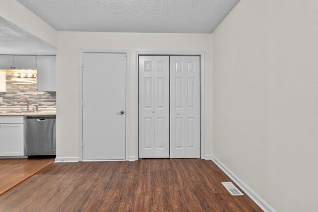 Building Photo - 529 NW Valleybrook Rd