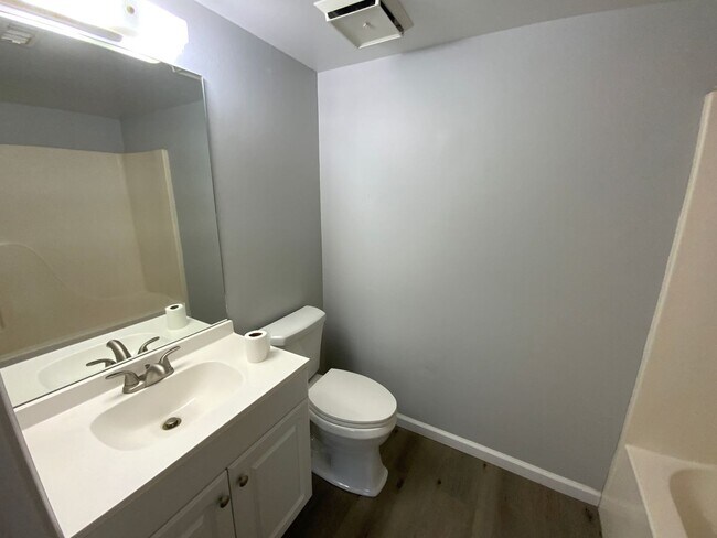 Building Photo - 4623-4623 W Bainbridge Dr