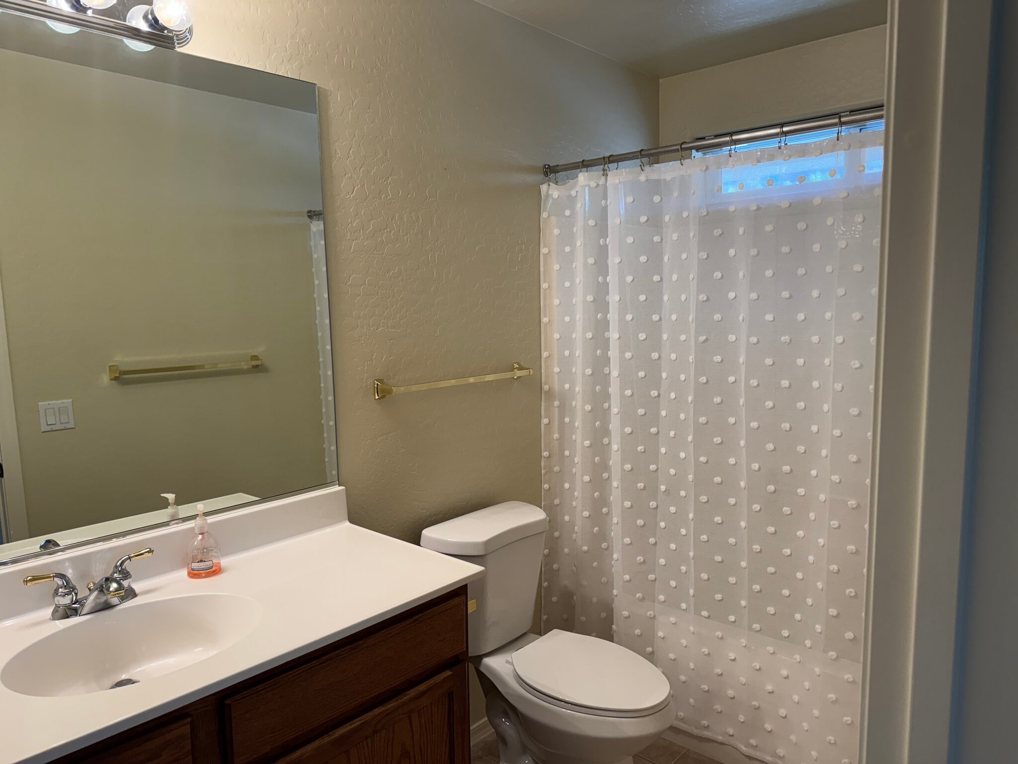 Guest full bath - 1611 Addington Dr