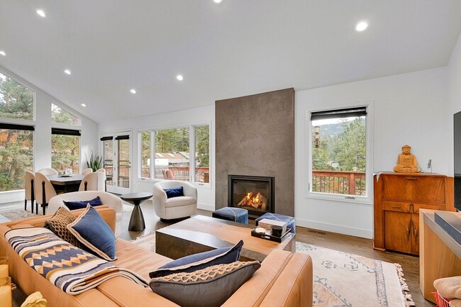 Building Photo - 28384 Kinnikinick Rd