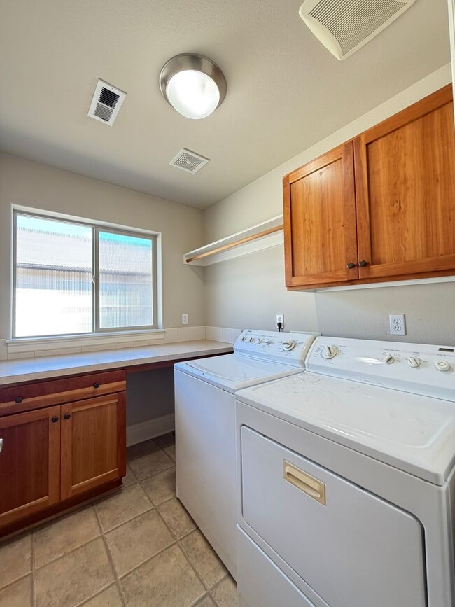 Building Photo - 17204 SW 136th Ave