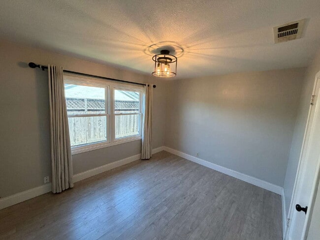 Building Photo - "Charming 3-Bedroom Oasis with Granite Elegance & Hardwood Warmth in Concord!"