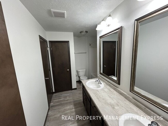 Building Photo - 3 Bed 1.5 Bath in West Sioux Falls