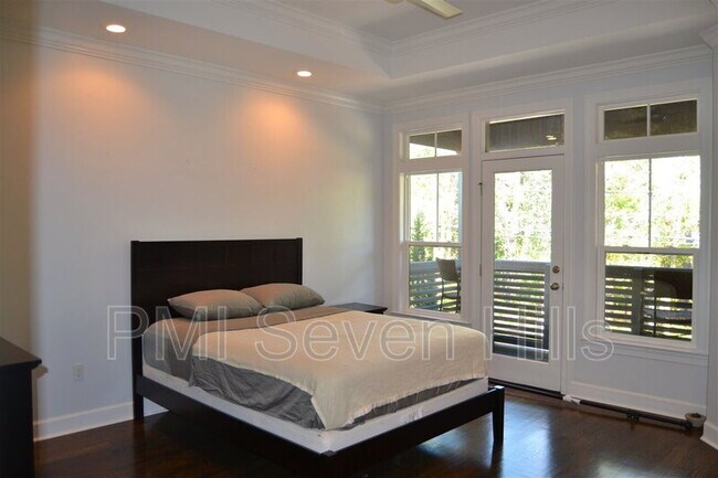 Building Photo - 828 N Duval St