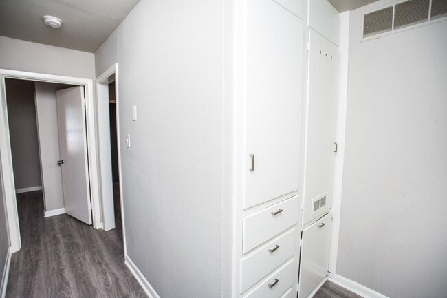 Building Photo - Spacious 4 Bed 2 Bath with Big Backyard