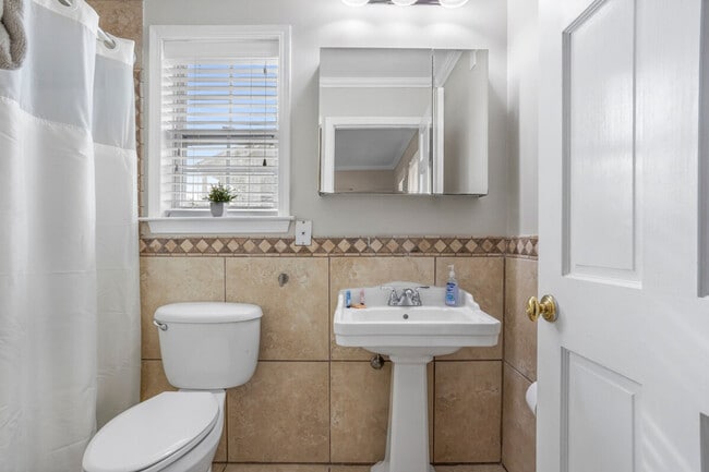 Building Photo - 426 Russell Ave