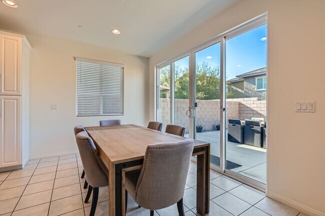 Building Photo - 4 Bed 3 Bath Luxury FURNISHED Home for Rent!