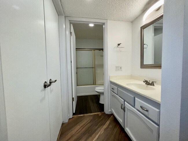 Building Photo - Gated community with a pool, 2 bed 1 bath