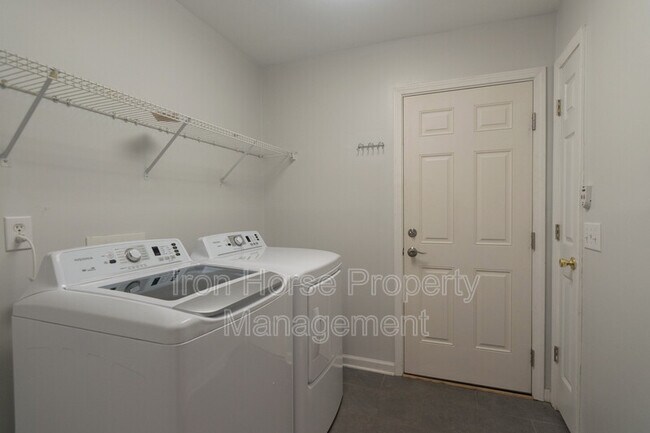 Building Photo - 155 Whispering Springs