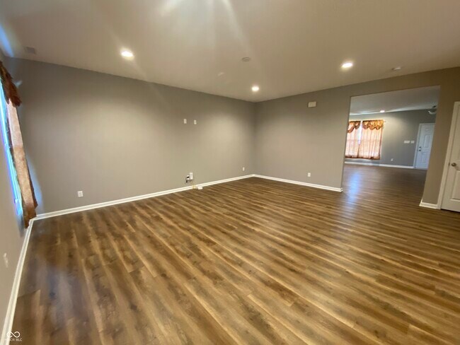 Building Photo - 5668 Grosbeak Dr