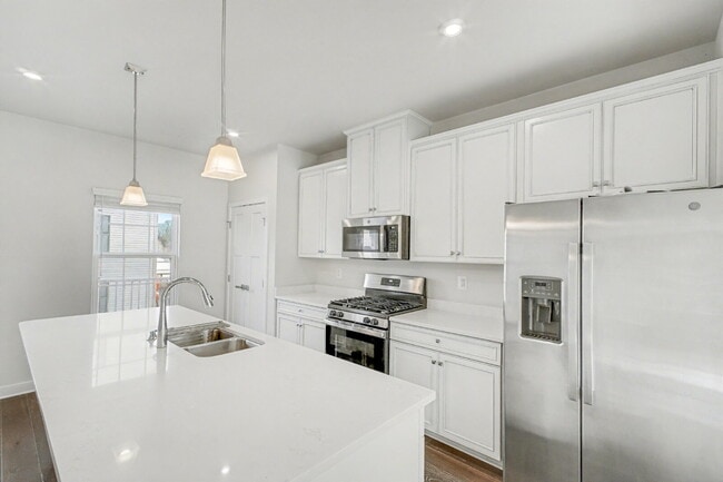 Building Photo - **Special Move-in Offer**  $500 off of the first month's rent.  Exceptional 3-Level Corner Unit T...