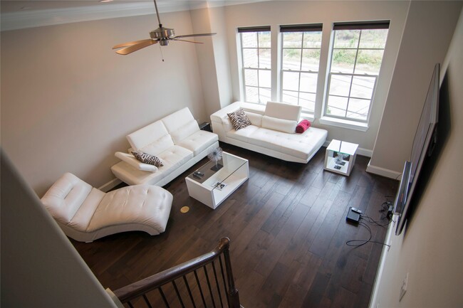 Building Photo - 616 Delano St