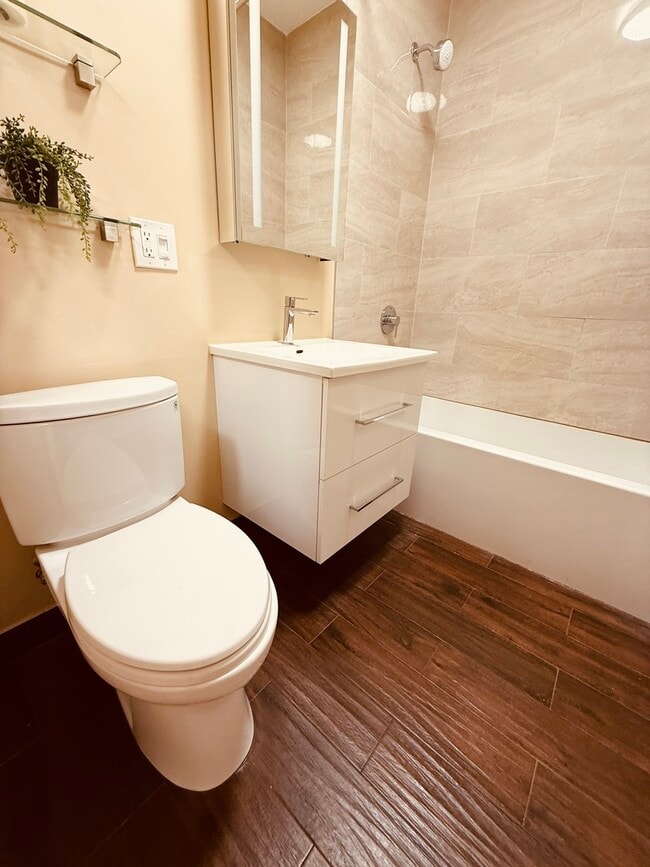 Building Photo - 2133 N Sheffield Ave