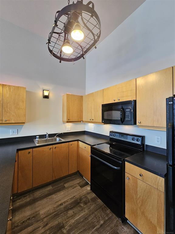 Building Photo - Downtown Mount Clemens Loft 2 Bedroom, 1 Bath Top Floor, Garage. Soaring 20-Foot Ceilings, Dramat...