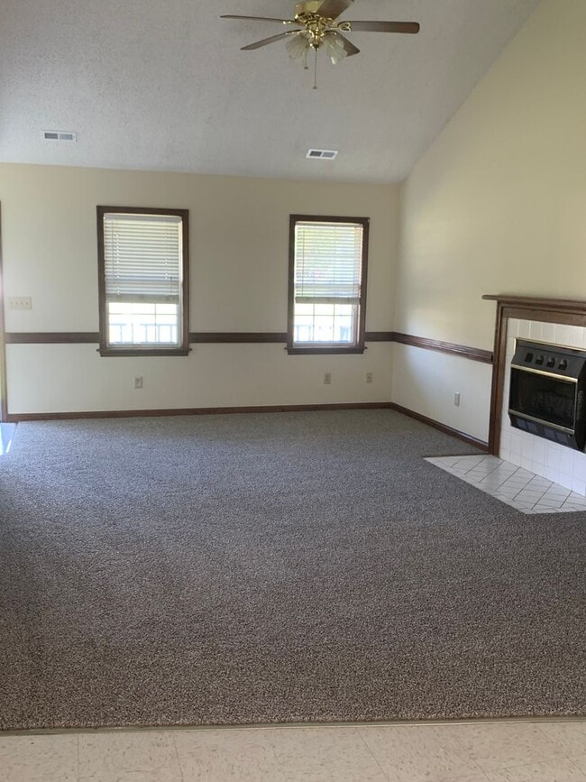 Building Photo - Beautiful home located right outside City ...