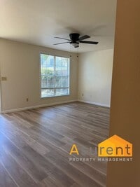 Building Photo - Refreshed 2-bedroom, 1-bath Duplex Unit in Grants Pass Available Now!