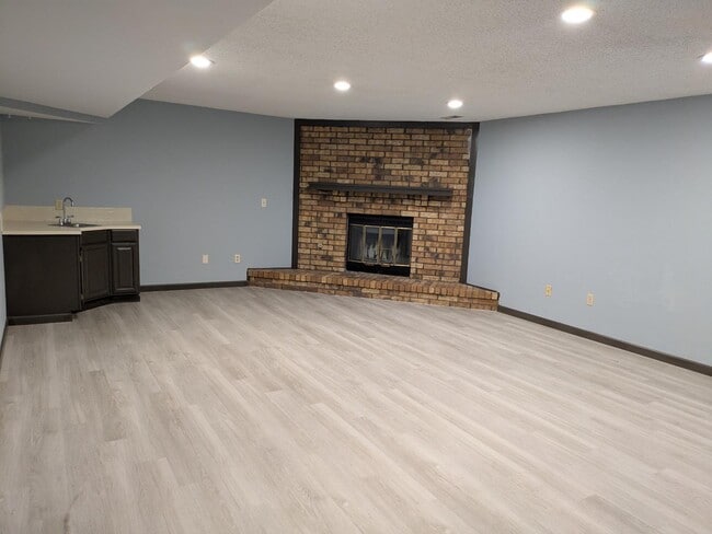 Building Photo - 3136 N Longfellow Ct