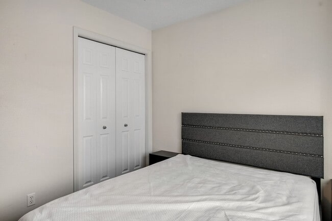 Building Photo - Furnished 3-Bedroom Home with Fenced Yard - Pet Friendly